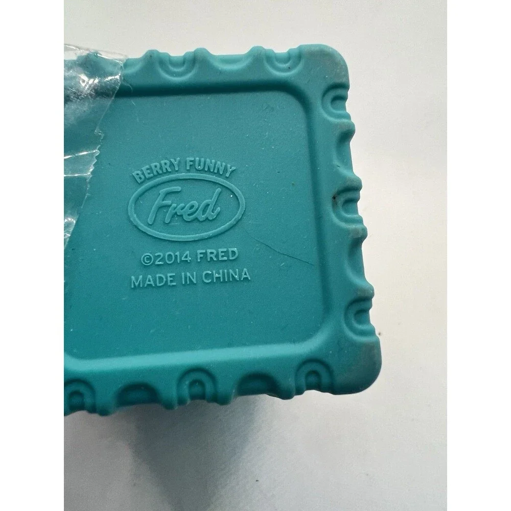 6 tiny Baking Cups Muffin Holders silicone Pots By Fred Friends spring kitchen